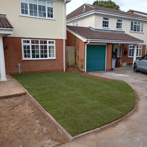 A picture of a front garden with turf laid by Wise Roots.